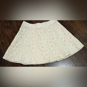 Size 6 skirt. Light cream colored ,lined skirt. Floral pattern. Zipper in back.